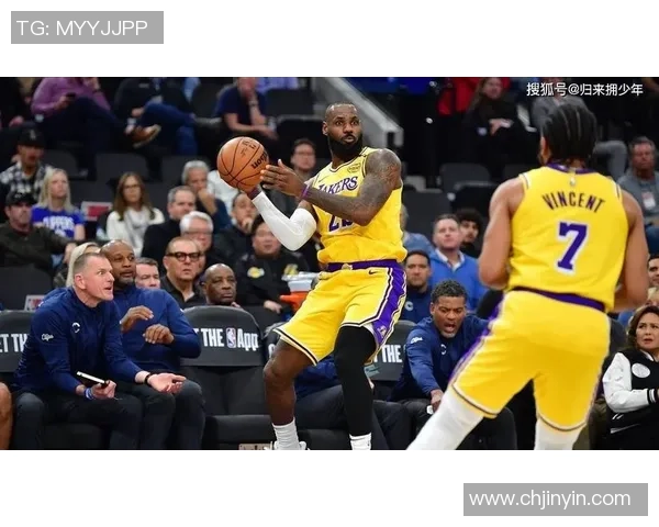 湖人队与快船队激战正酣谁将赢得洛城德比的荣耀与胜利